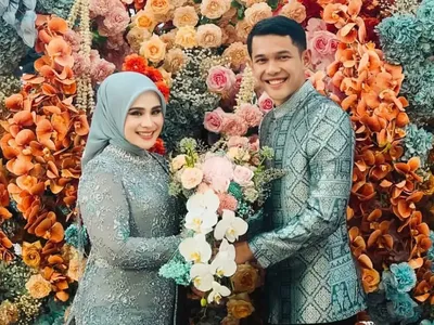 Potret Atlet Badminton Fajar Alfian Lamaran di Bandung, Romantis Serba Biru