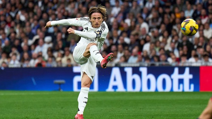 MADRID, SPAIN - FEBRUARY 23: Luka Modric of Real Madrid scores his teams first goal during the LaLiga match between Real Madrid CF and Girona FC at Estadio Santiago Bernabeu on February 23, 2025 in Madrid, Spain. (Photo by Angel Martinez/Getty Images)