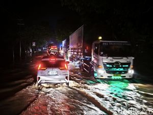 Jalan Tergenang Banjir, Ruas Solo-Wonogiri Sukoharjo Macet 1 Km