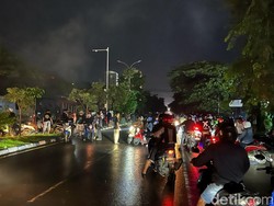 Massa Demo Masih Bertahan Tutup Jalan Depan UMI Makassar, Lalin Macet 4 Km