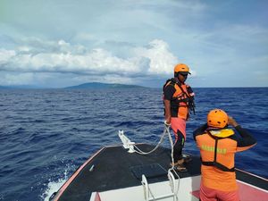 Wanita Lansia Lompat dari KM Barcelona di Maluku Tengah, Tim SAR Cari Wanita Lansia Lompat dari KM Barcelona di Maluku Tengah, Tim SAR Cari