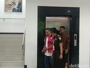 Tersangka Korupsi LCC, Mantan Bupati Lobar Zaini Arony Ditahan di Rutan Praya Tersangka Korupsi LCC, Mantan Bupati Lobar Zaini Arony Ditahan di Rutan Praya