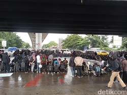 Massa Demo Indonesia Gelap Tutup Jalan Bawah Flyover Makassar, Lalin Macet