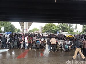 Massa Demo Indonesia Gelap Tutup Jalan Bawah Flyover Makassar, Lalin Macet Massa Demo Indonesia Gelap Tutup Jalan Bawah Flyover Makassar, Lalin Macet