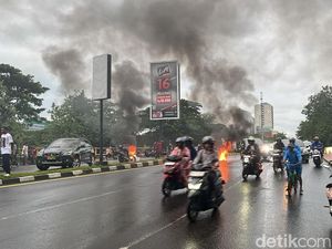 Massa Demo Tutup Jalan di Jembatan Pampang Makassar, Lalin ke Perintis Lumpuh Massa Demo Tutup Jalan di Jembatan Pampang Makassar, Lalin ke Perintis Lumpuh