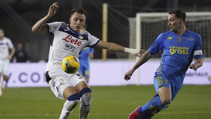 Atalantas Mateo Retegui, left, and Empolis Alberto Grassi in action during the Serie A soccer match between Empoli and Atalanta at the Carlo Castellani - Computer Gross Arena Stadium in Empoli, Italy, Sunday Feb. 23, 2025. (Marco Bucco/LaPresse via AP)
