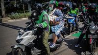 Melihat Kesibukan Ojol Ngebid Sambil Menunggu Kepastian THR