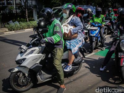 Melihat Kesibukan Ojol Ngebid Sambil Menunggu Kepastian THR