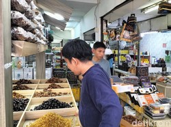 Jelang Ramadan, Pedagang Kurma di Pasar Tanah Abang Ramai Diserbu Pembeli