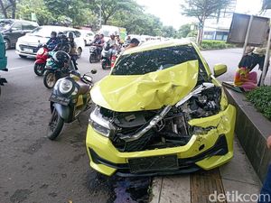 Brio Tabrak Mobil Parkir di Urip Sumoharjo Makassar, Polisi Turun Tangan