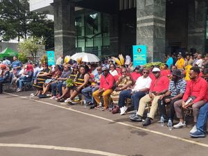 Pendukung Calon Kepala Daerah Nobar Putusan Sengketa Pilkada di Halaman MK