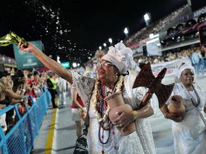 Pawai Pembersihan Rohani Tandai Dimulainya Karnaval Terbesar di Brasil Pawai Pembersihan Rohani Tandai Dimulainya Karnaval Terbesar di Brasil
