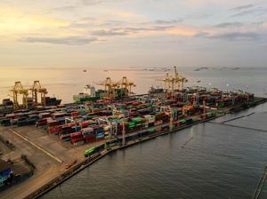 Arus Peti Kemas Naik, Pelindo Tambah 2 Alat Bongkar Muat di TPK Semarang Arus Peti Kemas Naik, Pelindo Tambah 2 Alat Bongkar Muat di TPK Semarang