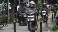 Pemotor Serobot Trotoar di Jalan Wahid Hasyim Jakpus