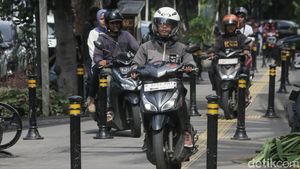 Pemotor Serobot Trotoar di Jalan Wahid Hasyim Jakpus