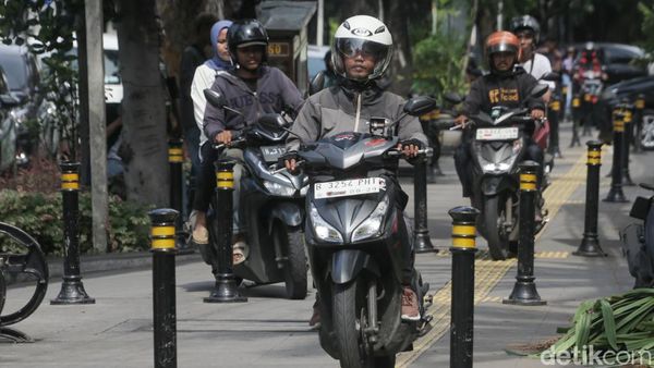 Pemotor Serobot Trotoar di Jalan Wahid Hasyim Jakpus