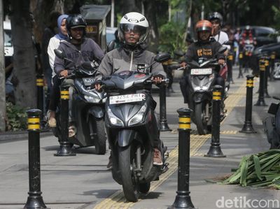 Pemotor Serobot Trotoar di Jalan Wahid Hasyim Jakpus