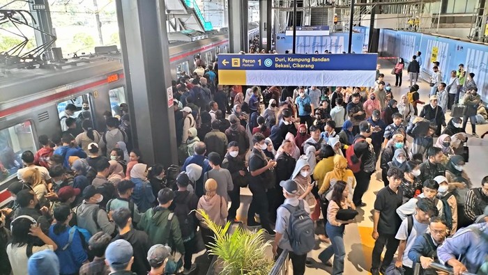 Penumpang KRL Padati Peron 1 Stasiun Baru Tanah Abang di Hari Kerja Penumpang KRL Padati Peron 1 Stasiun Baru Tanah Abang di Hari Kerja
