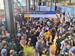 Penumpang KRL Padati Peron 1 Stasiun Baru Tanah Abang di Hari Kerja Penumpang KRL Padati Peron 1 Stasiun Baru Tanah Abang di Hari Kerja