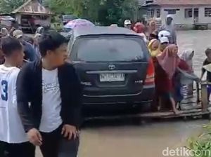 Perahu Pincara Angkut Mobil Nyaris Terbawa Arus Sungai di Bone, Warga Panik Perahu Pincara Angkut Mobil Nyaris Terbawa Arus Sungai di Bone, Warga Panik