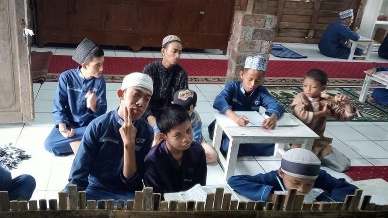 Kisah Santri Ponpes Tunarungu Menghapal Qur'an dengan Bahasa Isyarat