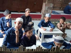 Kisah Santri Ponpes Tunarungu Menghapal Quran dengan Bahasa Isyarat