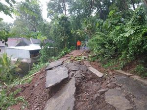 Jalan Desa di Bojong Bantul Ambrol Imbas Tanah Longsor Jalan Desa di Bojong Bantul Ambrol Imbas Tanah Longsor