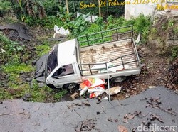 Pikap Angkut Belasan Buruh Nyungsep ke Jurang di Bondowoso