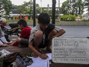 Potret Sekolah Pinggir Jalan Gratis di Serang Potret Sekolah Pinggir Jalan Gratis di Serang