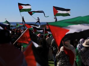 Video: Bendera Palestina Raksasa Berkibar di Festival Perang Tomat Spanyol Video: Bendera Palestina Raksasa Berkibar di Festival Perang Tomat Spanyol