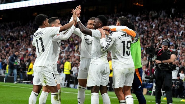 Real Madrid MADRID, SPAIN - FEBRUARY 23: Vinicius Junior of Real Madrid celebrates scoring his teams second goal with teammates during the LaLiga match between Real Madrid CF and Girona FC at Estadio Santiago Bernabeu on February 23, 2025 in Madrid, Spain. (Photo by Angel Martinez/Getty Images)