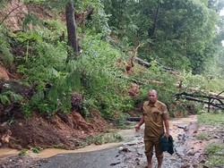 Longsor di Manggarai Timur, Akses Jalan ke Puskesmas dan Sekolah Lumpuh