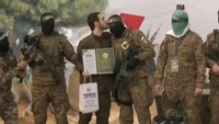 Sandera Israel Cium Kepala Militan Hamas Saat Dibebaskan