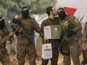 Sandera Israel Cium Kepala Militan Hamas Saat Dibebaskan