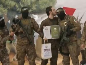 Sandera Israel Cium Kepala Militan Hamas Saat Dibebaskan Sandera Israel Cium Kepala Militan Hamas Saat Dibebaskan