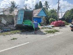 Sopir Truk di Barru Luka Usai Tabrak Rumah gegara Hindari Pemotor Nyalip