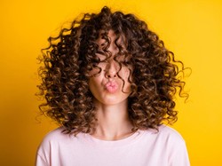 Rahasia Rambut Keriting Sehat: 5 Bahan Ini Wajib Ada di Produk Perawatanmu!