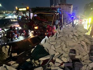 Truk Muatan Hebel Tabrak Pembatas Jalan di Pancoran, Ada Korban Tewas