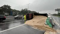 Truk Muat Jagung Terguling di Tol Waru