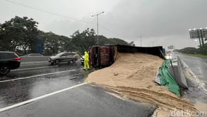 Truk Muat Jagung Terguling di Tol Waru