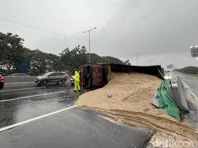 Truk Muat Jagung Terguling di Tol Waru