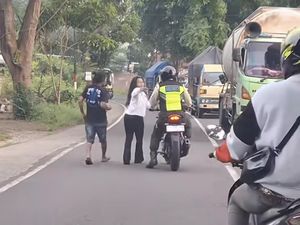 4 Fakta Emak-emak Teriak Tabrakkan Diri ke Mobil Berujung Diamankan Satpam 4 Fakta Emak-emak Teriak Tabrakkan Diri ke Mobil Berujung Diamankan Satpam