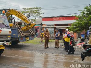 Wabup Gresik Sidak Jalan Rusak Pastikan Ruas Darmo Sugondo Diperbaiki Wabup Gresik Sidak Jalan Rusak Pastikan Ruas Darmo Sugondo Diperbaiki