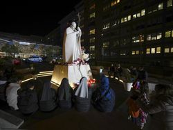 Warga Italia Berkumpul Doakan Kesembuhan Paus Fransiskus yang Kritis