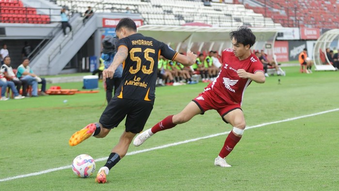 Winger PSM Makassar Victor Dethan berduel dengan pemain Persija Jakarta dalam laga Liga 1 2024/2025 di Stadion Kapten I Wayan Dipta. Winger PSM Makassar Victor Dethan berduel dengan pemain Persija Jakarta dalam laga Liga 1 2024/2025 di Stadion Kapten I Wayan Dipta.