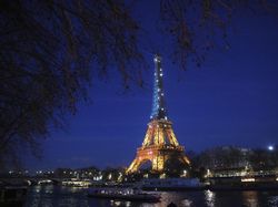 3 Tahun Perang Ukraina, Menara Eiffel Dihiasi Cahaya Biru-Kuning