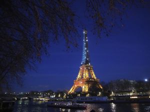 3 Tahun Perang Ukraina, Menara Eiffel Dihiasi Cahaya Biru-Kuning