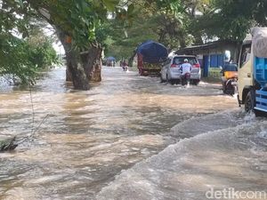Banjir Landa Gegesik Cirebon, Jalan-Sawah Terendam Banjir Landa Gegesik Cirebon, Jalan-Sawah Terendam