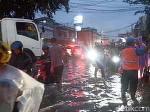 Jalur Utama Dayeuhkolot Terendam Banjir, Kendaraan Sulit Melintas