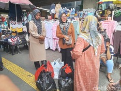 Alasan Ibu-ibu Sengaja Belanja ke Tanah Abang Sebelum Ramadan